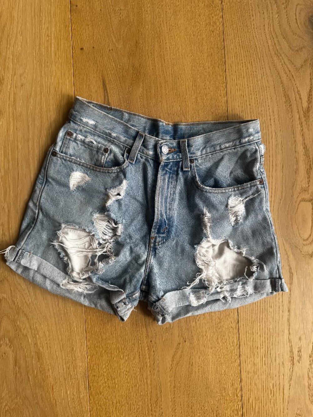 Levi’s 501 High-Rise Original Shorts – Distressed / Thrashed Denim